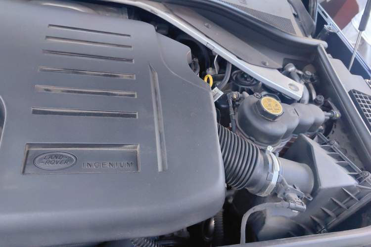Used Land Rover Range 2023 3.0 L6 400 PS Prestige Seven-Seater Extended Version Engine Bay Left