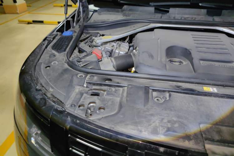 Used Land Rover Range 2023 Revised Version 3.0 L6 400 PS Extended Luxury Edition Engine Bay Right