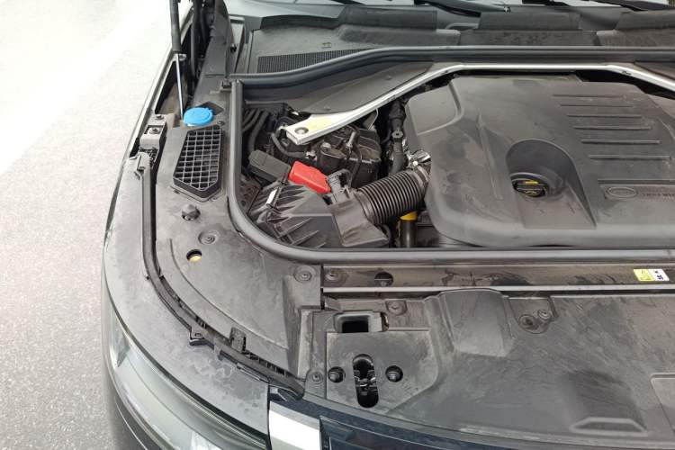 Used Land Rover Range 2023 3.0 L6 400 PS Prestige Seven-Seater Extended Version Engine Bay Right