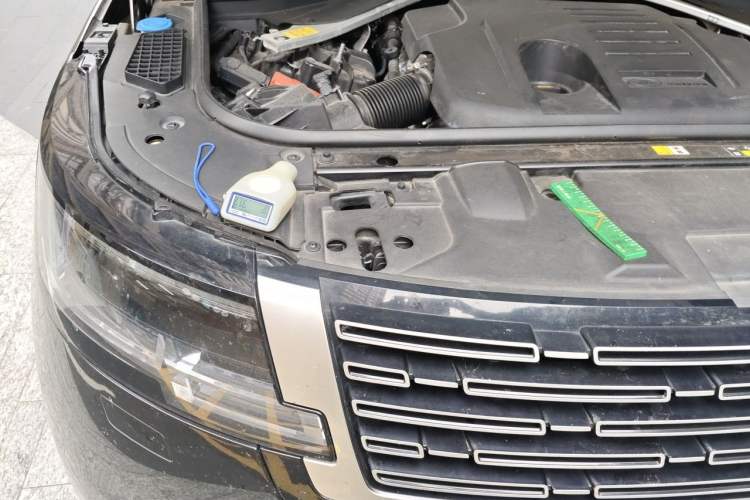 Used Land Rover Range 2023 3.0 L6 400 PS Extended Long-Wheelbase Version Engine Bay Right