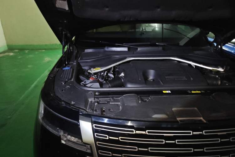 Used Land Rover Range 2023 3.0 L6 400 PS Prestige Seven-Seater Extended Version Engine Bay Right