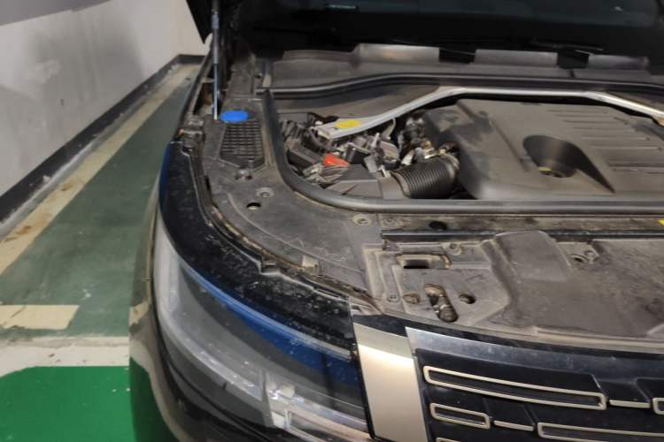 Used Land Rover Range 2023 3.0 L6 400 PS Prestige Seven-Seater Extended Version Engine Bay Right