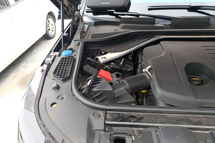 Used Land Rover Range 2023 3.0 L6 400 PS Extended Long-Wheelbase Version Engine Bay Right
