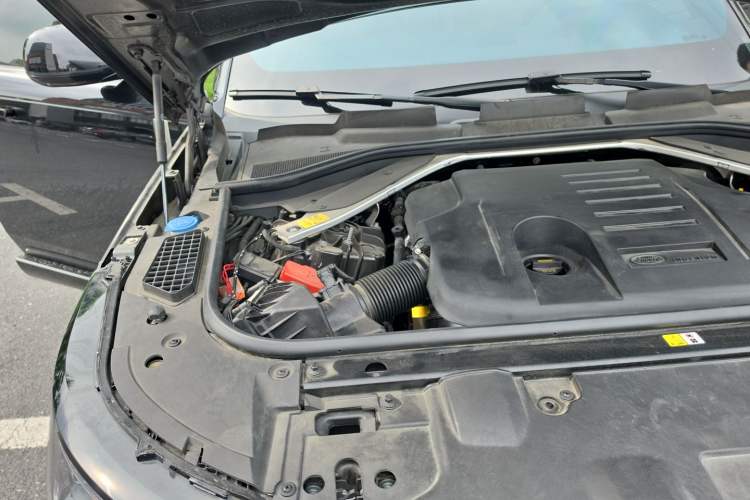 Used Land Rover Range 2023 3.0 L6 360 PS Grand Edition Engine Bay Right