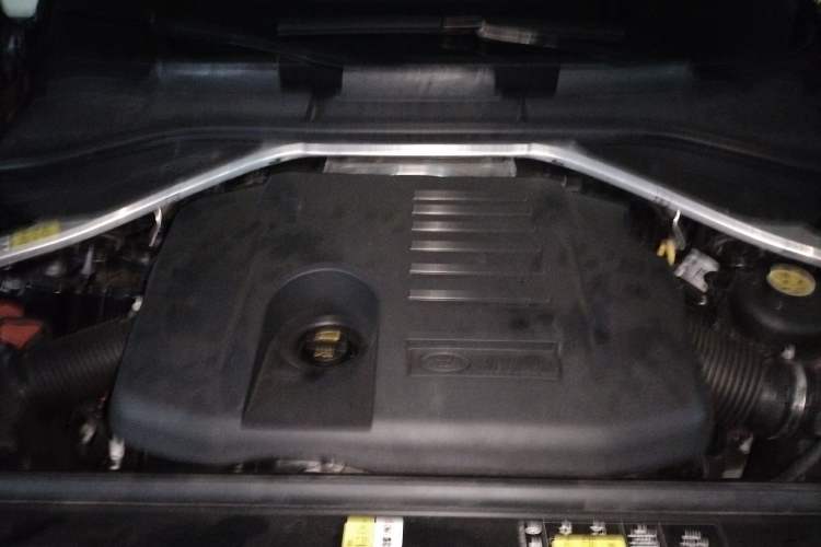Used Land Rover Range 2023 3.0 L6 360 PS Grand Edition Engine Bay