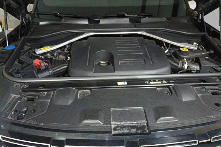 Used Land Rover Range 2023 3.0 L6 400 PS Prestige Seven-Seater Extended Version Engine Bay