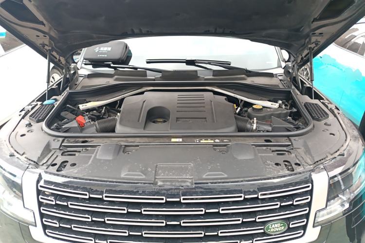 Used Land Rover Range 2023 3.0 L6 400 PS Extended Long-Wheelbase Version Engine Bay