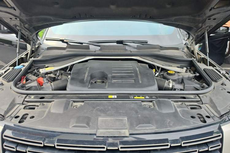 Used Land Rover Range 2023 3.0 L6 360 PS Grand Edition Engine Bay