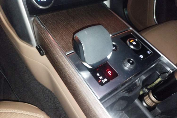 Used Land Rover Range 2023 3.0 L6 400 PS Prestige Seven-Seater Extended Version Gear Lever