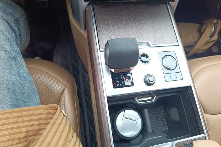 Used Land Rover Range 2023 3.0 L6 400 PS Prestige Seven-Seater Extended Version Gear Lever
