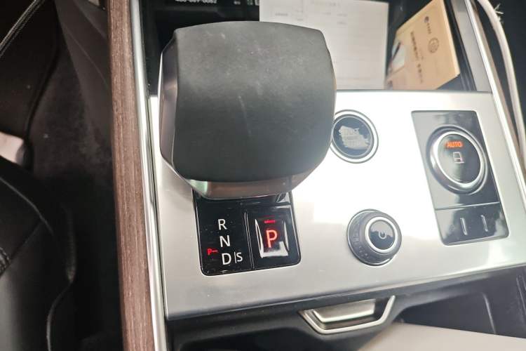 Used Land Rover Range 2023 3.0 L6 360 PS Grand Edition Gear Lever