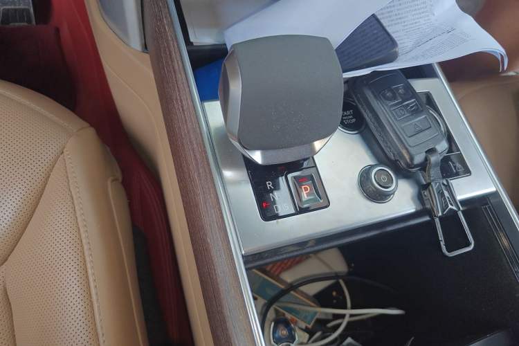 Used Land Rover Range 2023 3.0 L6 400 PS Prestige Seven-Seater Extended Version Gear Lever