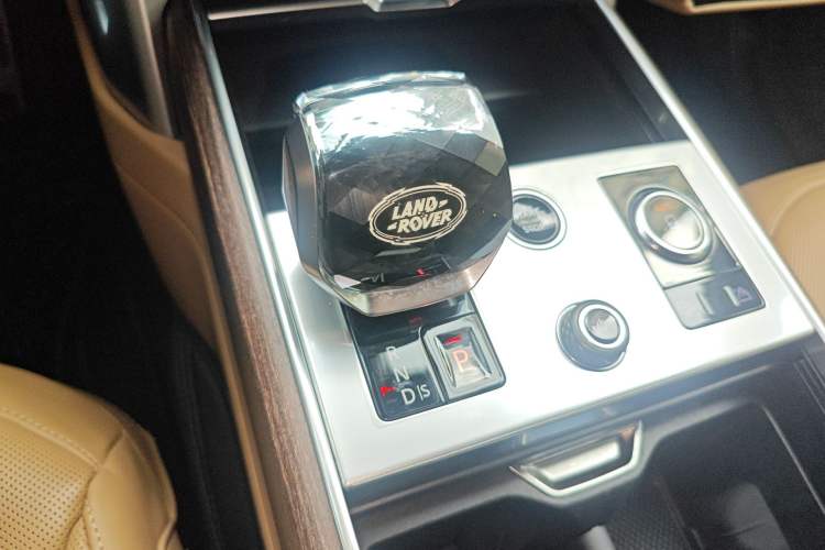 Used Land Rover Range 2023 3.0 L6 400 PS Prestige Seven-Seater Extended Version Gear Lever