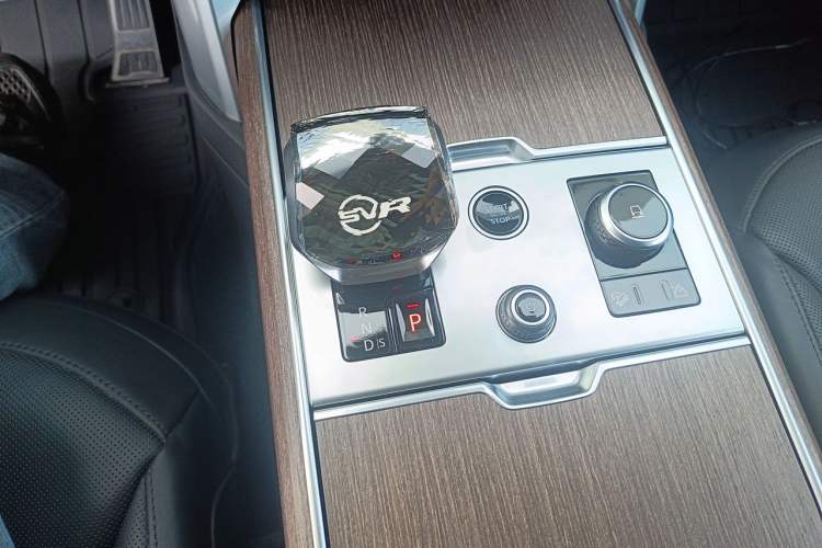 Used Land Rover Range 2023 3.0 L6 400 PS Prestige Seven-Seater Extended Version Gear Lever