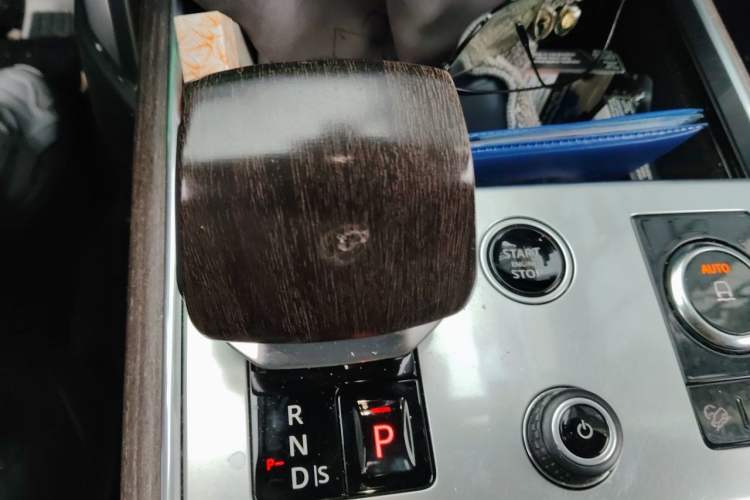 Used Land Rover Range 2023 Revised Version 3.0 L6 400 PS Extended Luxury Edition Gear Lever