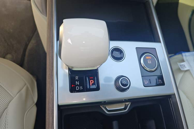 Used Land Rover Range 2023 Revised Version 3.0 L6 400 PS Extended Luxury Edition Gear Lever