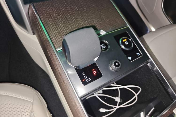 Used Land Rover Range 2023 3.0 L6 400 PS Prestige Seven-Seater Extended Version Gear Lever