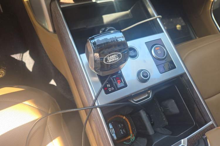 Used Land Rover Range 2023 3.0 L6 400 PS Prestige Seven-Seater Extended Version Gear Lever