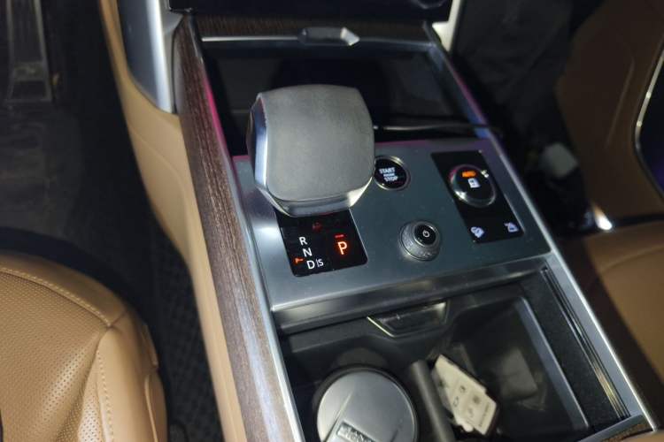 Used Land Rover Range 2023 3.0 L6 400 PS Prestige Seven-Seater Extended Version Gear Lever