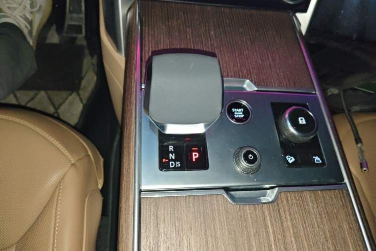 Used Land Rover Range 2023 3.0 L6 400 PS Prestige Seven-Seater Extended Version Gear Lever