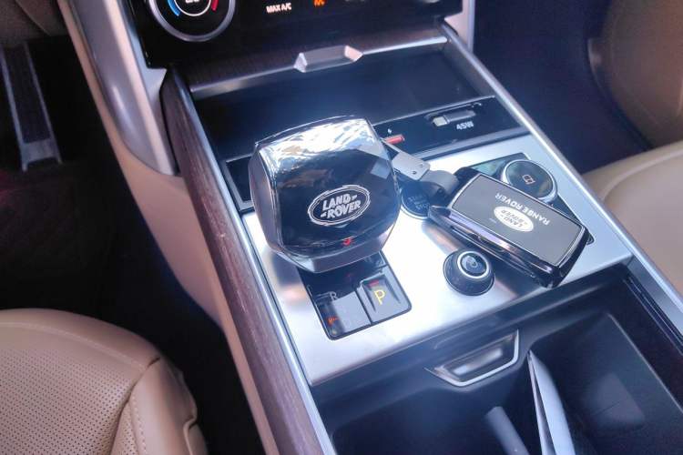 Used Land Rover Range 2023 3.0 L6 400 PS Prestige Seven-Seater Extended Version Gear Lever