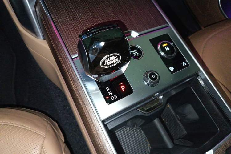 Used Land Rover Range 2023 3.0 L6 400 PS Prestige Seven-Seater Extended Version Gear Lever