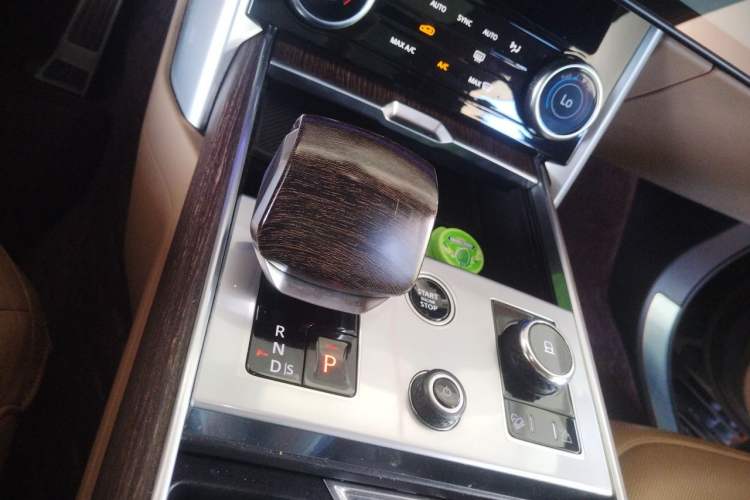 Used Land Rover Range 2023 Revised Version 3.0 L6 400 PS Extended Luxury Edition Gear Lever