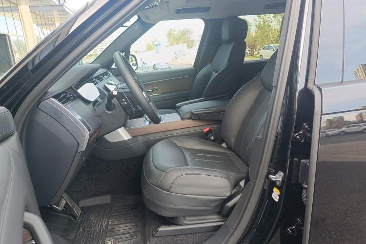 Used Land Rover Range 2023 3.0 L6 400 PS Prestige Seven-Seater Extended Version Left Front Seat