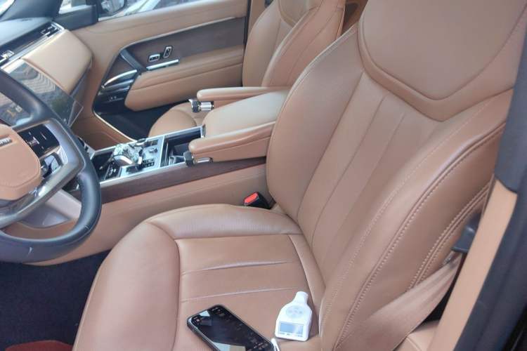 Used Land Rover Range 2023 3.0 L6 400 PS Prestige Seven-Seater Extended Version Left Front Seat