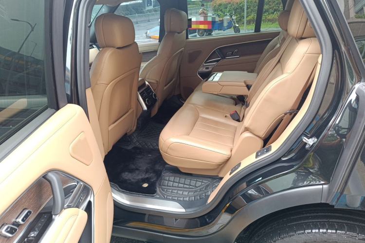 Used Land Rover Range 2023 3.0 L6 400 PS Prestige Seven-Seater Extended Version Left Rear Seat