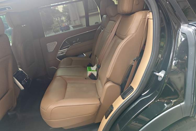 Used Land Rover Range 2023 3.0 L6 400 PS Prestige Seven-Seater Extended Version Left Rear Seat