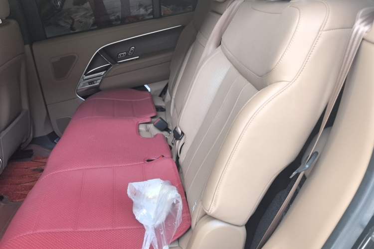 Used Land Rover Range 2023 3.0 L6 400 PS Prestige Seven-Seater Extended Version Left Rear Seat