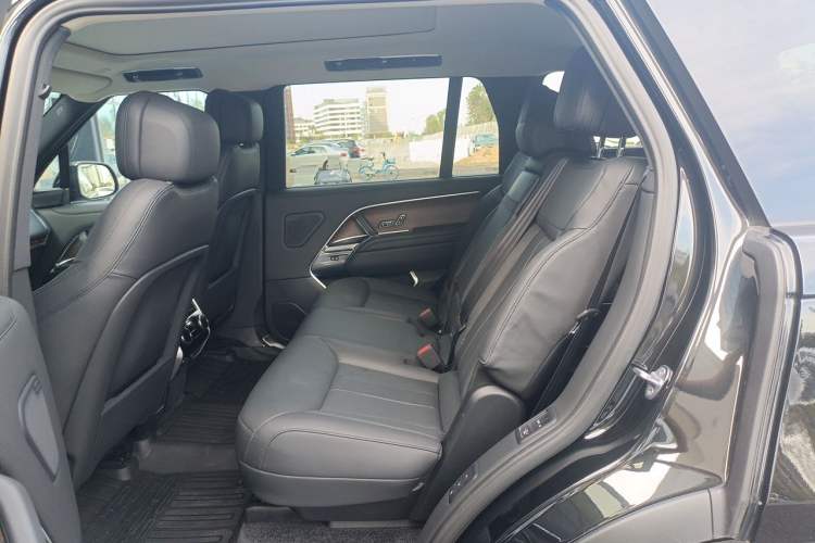 Used Land Rover Range 2023 3.0 L6 400 PS Prestige Seven-Seater Extended Version Left Rear Seat