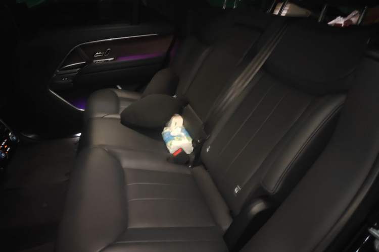 Used Land Rover Range 2023 Revised Version 3.0 L6 400 PS Extended Luxury Edition Left Rear Seat