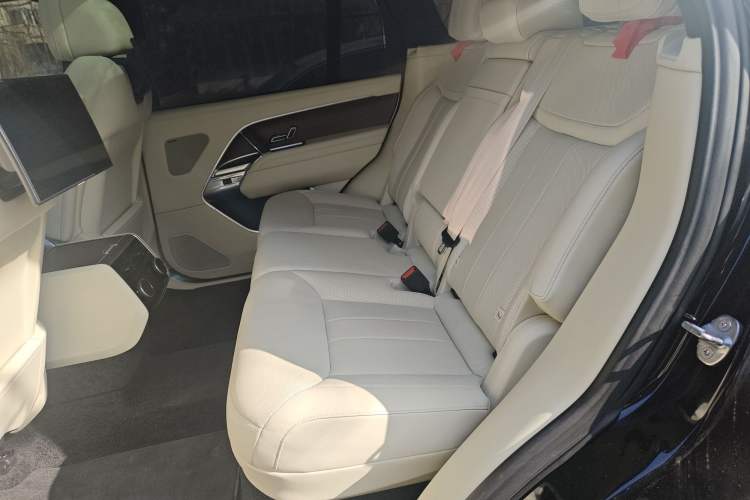Used Land Rover Range 2023 Revised Version 3.0 L6 400 PS Extended Luxury Edition Left Rear Seat