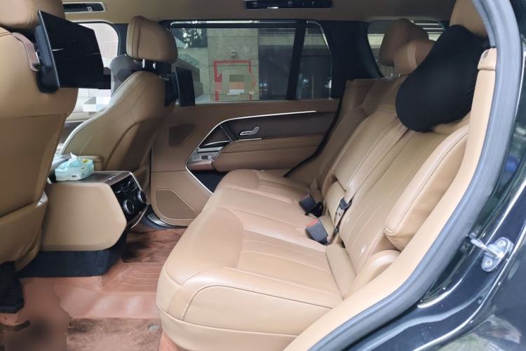 Used Land Rover Range 2023 3.0 L6 400 PS Extended Long-Wheelbase Version Left Rear Seat