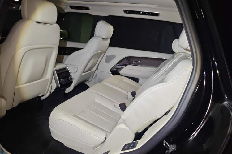 Used Land Rover Range 2023 3.0 L6 400 PS Prestige Seven-Seater Extended Version Left Rear Seat