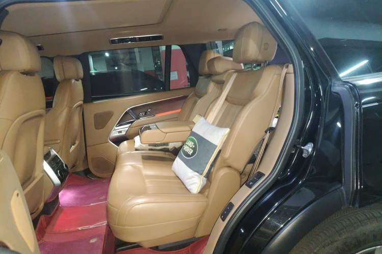 Used Land Rover Range 2023 3.0 L6 400 PS Prestige Seven-Seater Extended Version Left Rear Seat