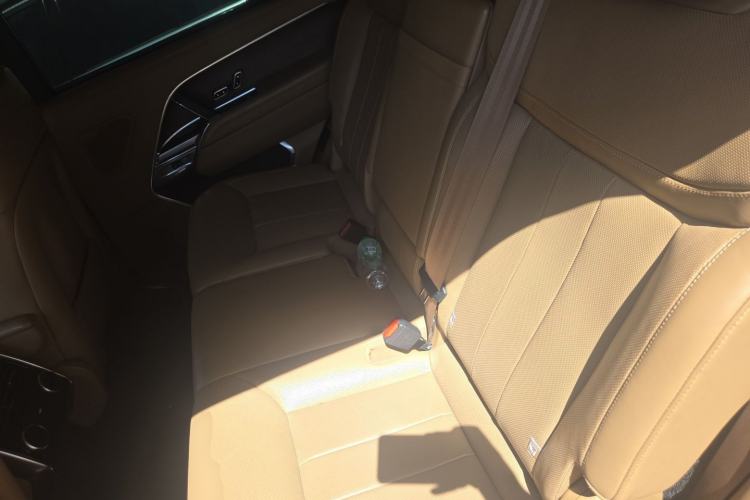 Used Land Rover Range 2023 3.0 L6 400 PS Prestige Seven-Seater Extended Version Left Rear Seat