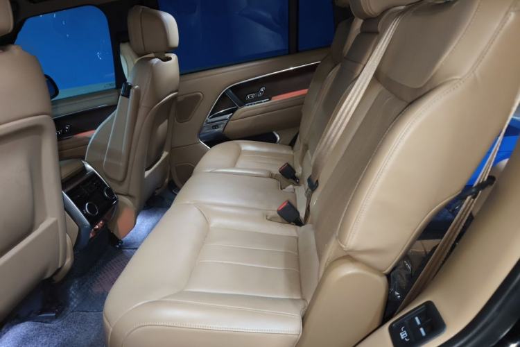 Used Land Rover Range 2023 3.0 L6 400 PS Prestige Seven-Seater Extended Version Left Rear Seat