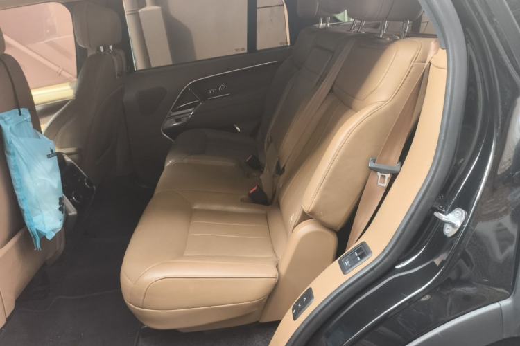 Used Land Rover Range 2023 3.0 L6 400 PS Prestige Seven-Seater Extended Version Left Rear Seat