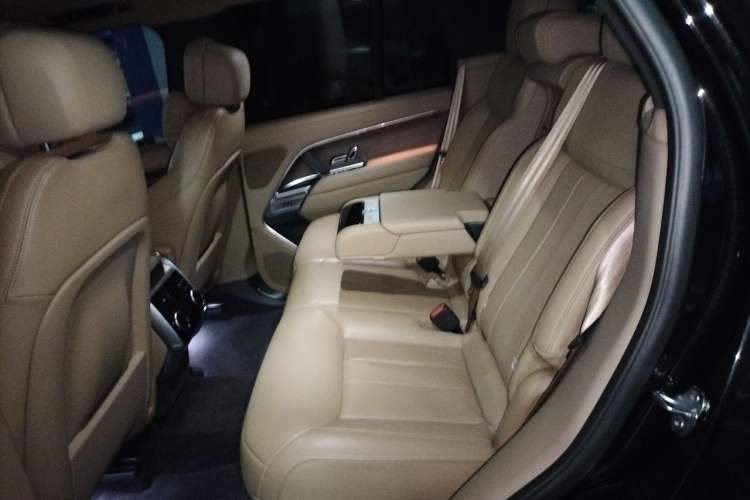 Used Land Rover Range 2023 3.0 L6 360 PS Grand Edition Left Rear Seat