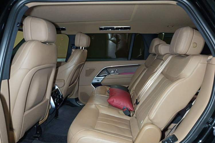 Used Land Rover Range 2023 3.0 L6 400 PS Prestige Seven-Seater Extended Version Left Rear Seat