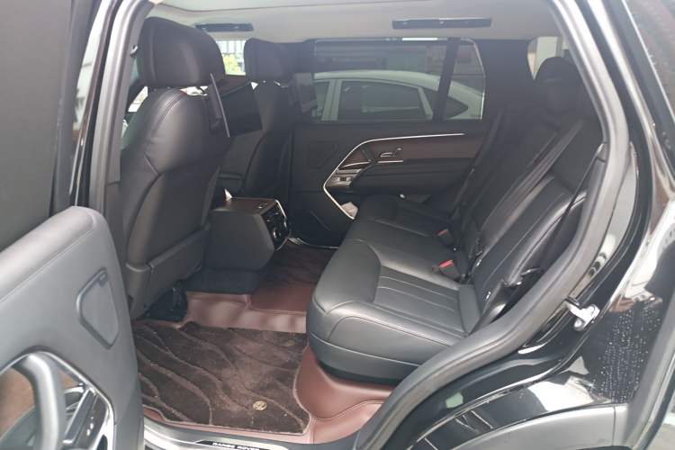 Used Land Rover Range 2023 3.0 L6 400 PS Extended Long-Wheelbase Version Left Rear Seat