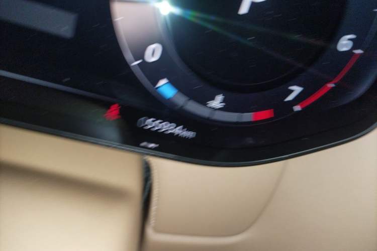 Used Land Rover Range 2023 3.0 L6 400 PS Prestige Seven-Seater Extended Version Odometer Close Up