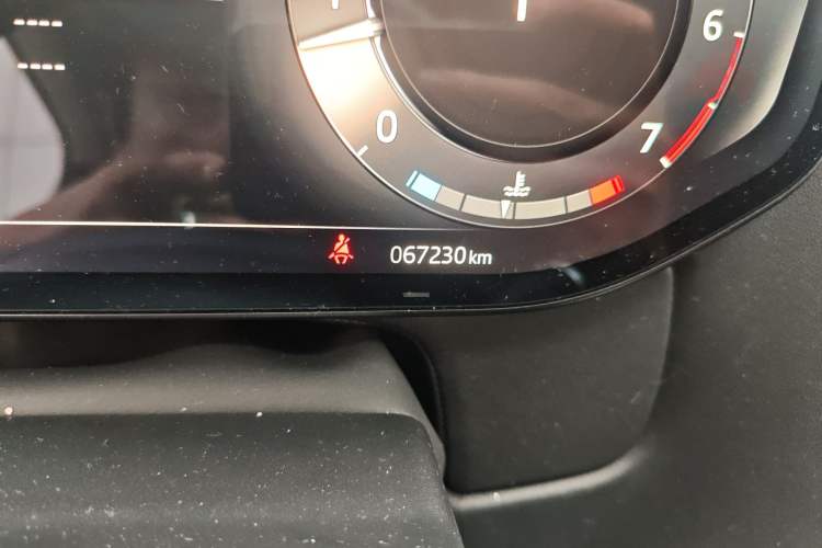 Used Land Rover Range 2023 3.0 L6 360 PS Grand Edition Odometer Close Up