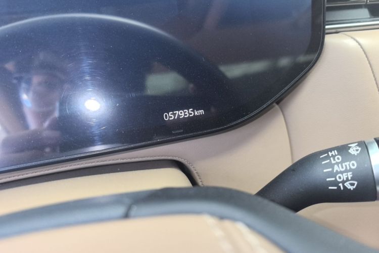 Used Land Rover Range 2023 3.0 L6 400 PS Prestige Seven-Seater Extended Version Odometer Close Up