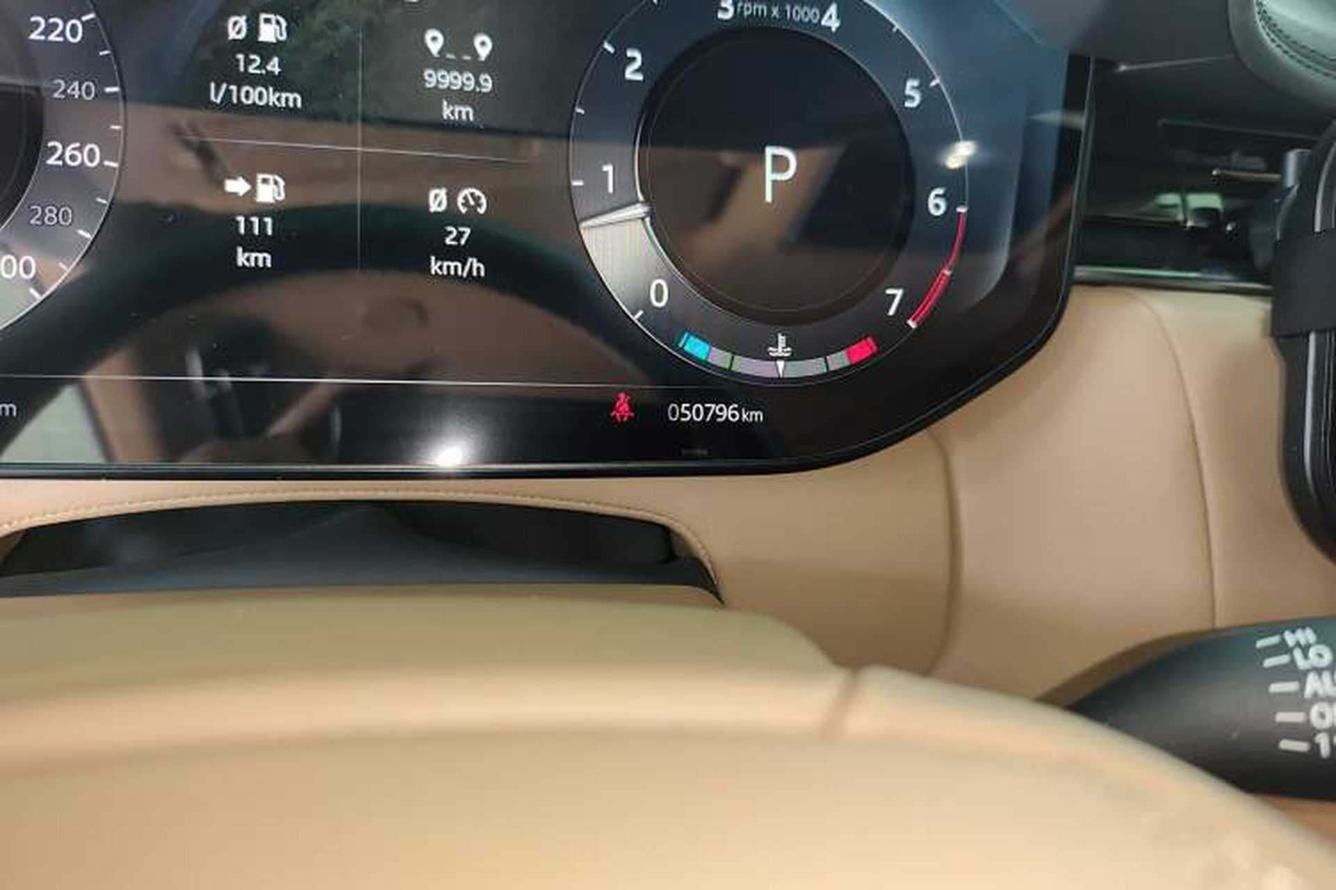 Used Land Rover Range 2023 3.0 L6 400 PS Extended Long-Wheelbase Version Odometer Close Up