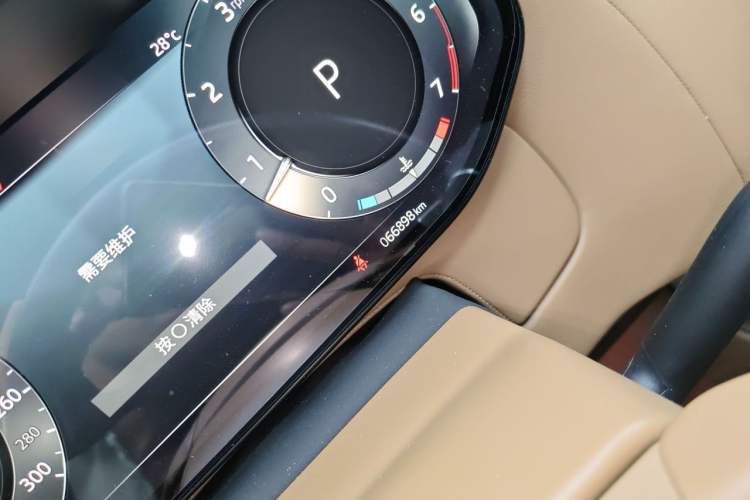 Used Land Rover Range 2023 3.0 L6 400 PS Extended Long-Wheelbase Version Odometer Close Up
