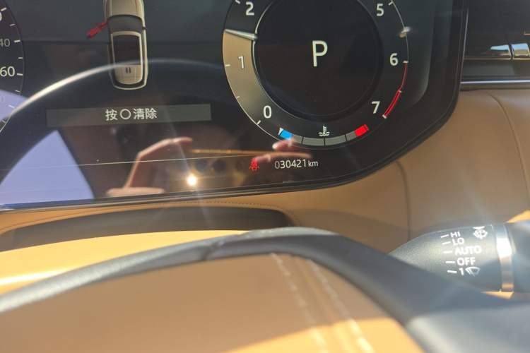 Used Land Rover Range 2023 3.0 L6 400 PS Prestige Seven-Seater Extended Version Odometer Close Up
